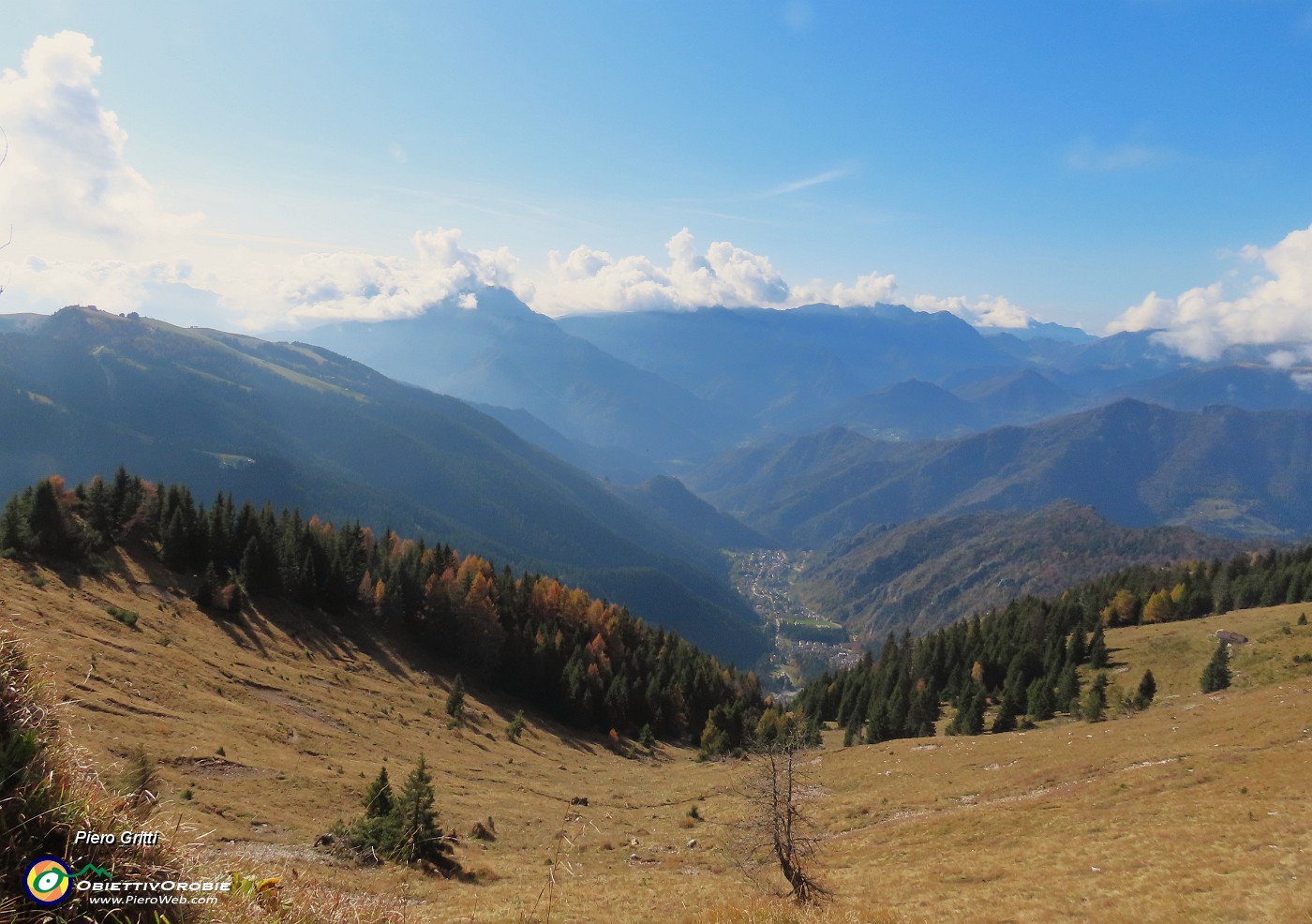 51 Dal Passo di Monte Colle (1958 m) vista sulla valle di Piazzatore.JPG